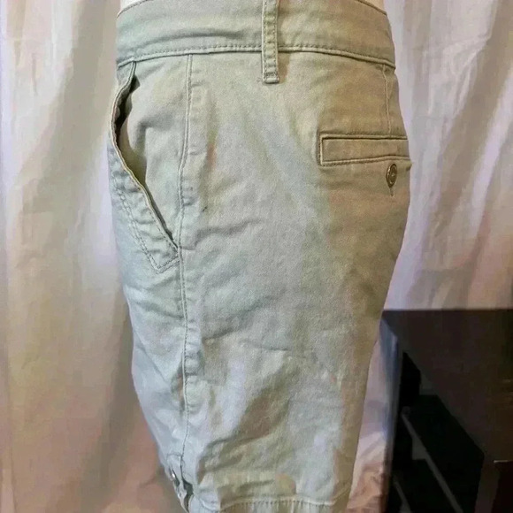 gloria vanderbilt shorts Size 12 Button Details. 6” Inseam. Light Green/khaki - Picture 3 of 8